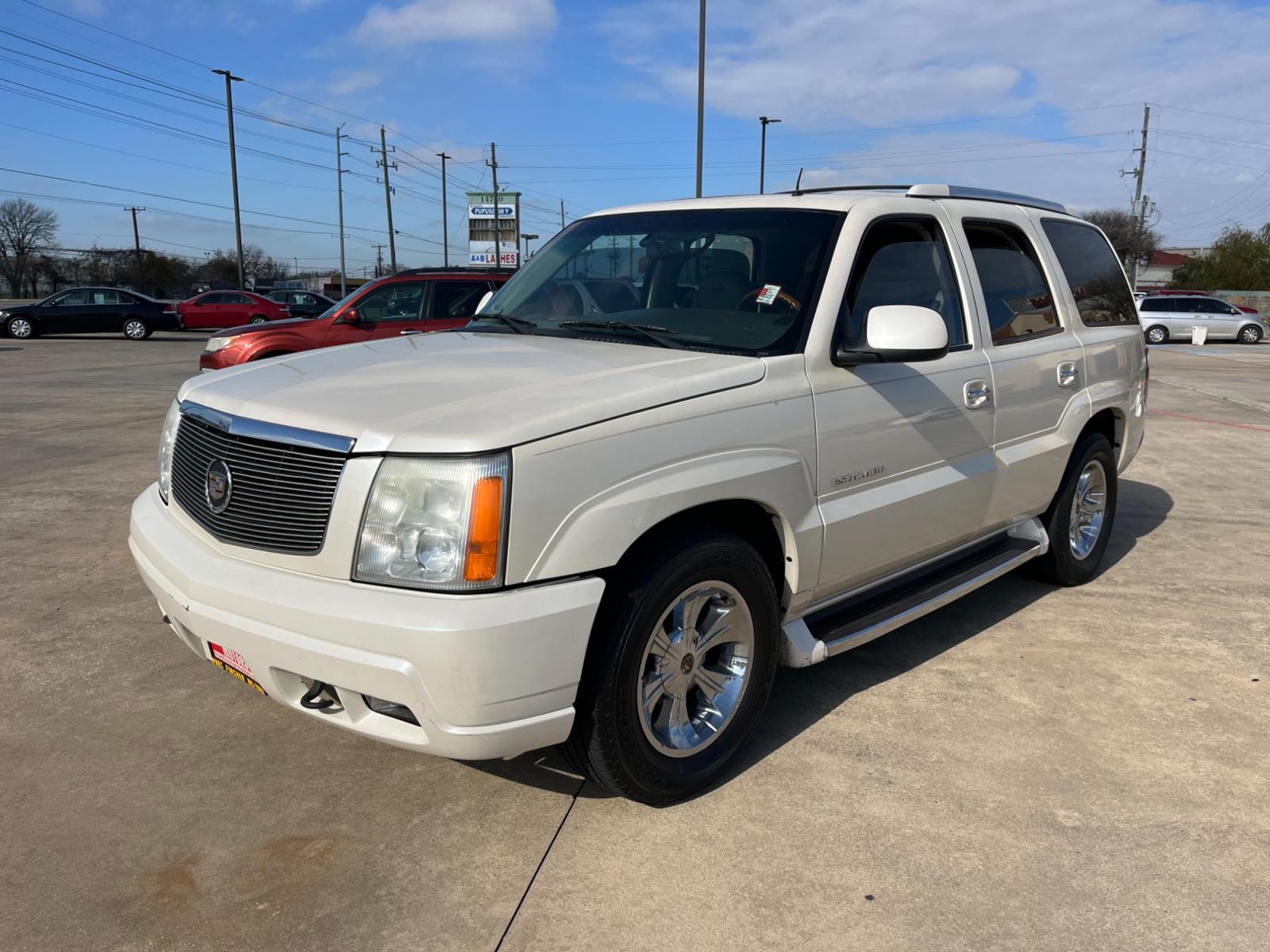 2002 white /TAN Cadillac Escalade 2WD (1GYEC63T62R) with an 5.3L V8 OHV 16V engine, 4-Speed Automatic Overdrive transmission, located at 14700 Tomball Parkway 249, Houston, TX, 77086, (281) 444-2200, 29.928619, -95.504074 - Photo #2